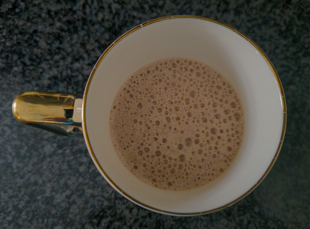 DREAMOON-Milchaufschäumer Kakao in der Tasse