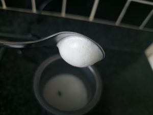 DREAMOON-Milchaufschäumer Milchschaum auf dem Löffel