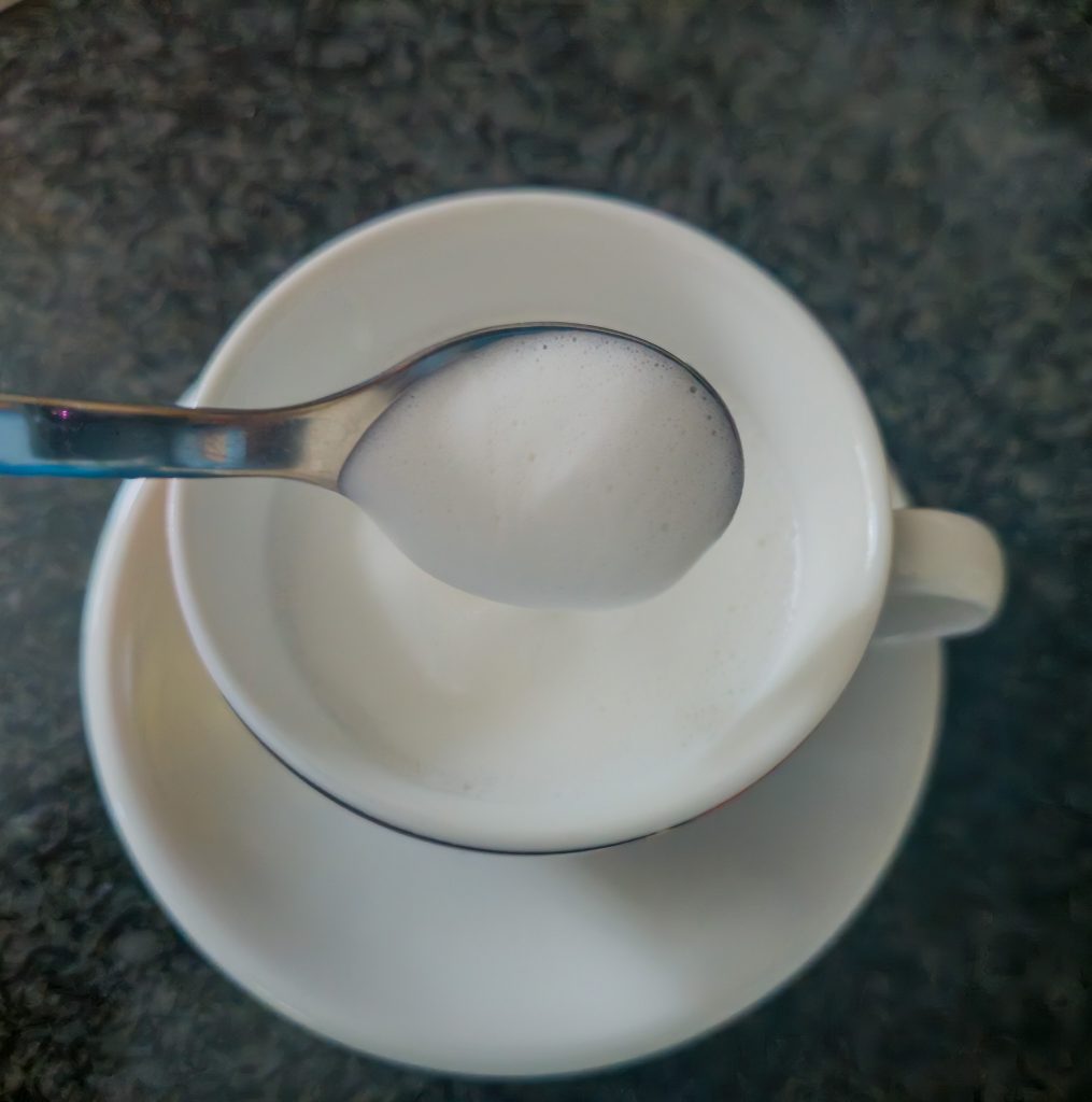 DREAMOON-Milchaufschäumer Milchschaum mit Tasse und Löffel