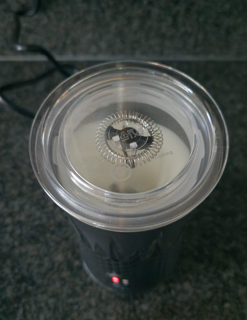 DREAMOON-Milchaufschäumer in Betrieb