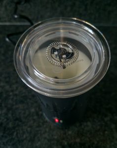 DREAMOON-Milchaufschäumer mit Milch gefüllt