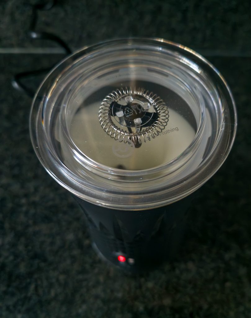 DREAMOON-Milchaufschäumer mit Milch gefüllt