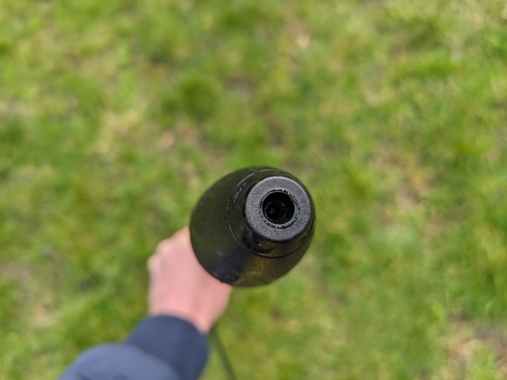 Dreckfräse des Kärcher K2 Akku-Hochdruckreinigers im Einsatz von vorne