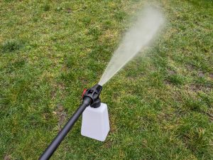 Düse mit Reinigungsmitteltank des Einhell Hypresso Akku-Hochdruckreinigers, Sprühverhalten