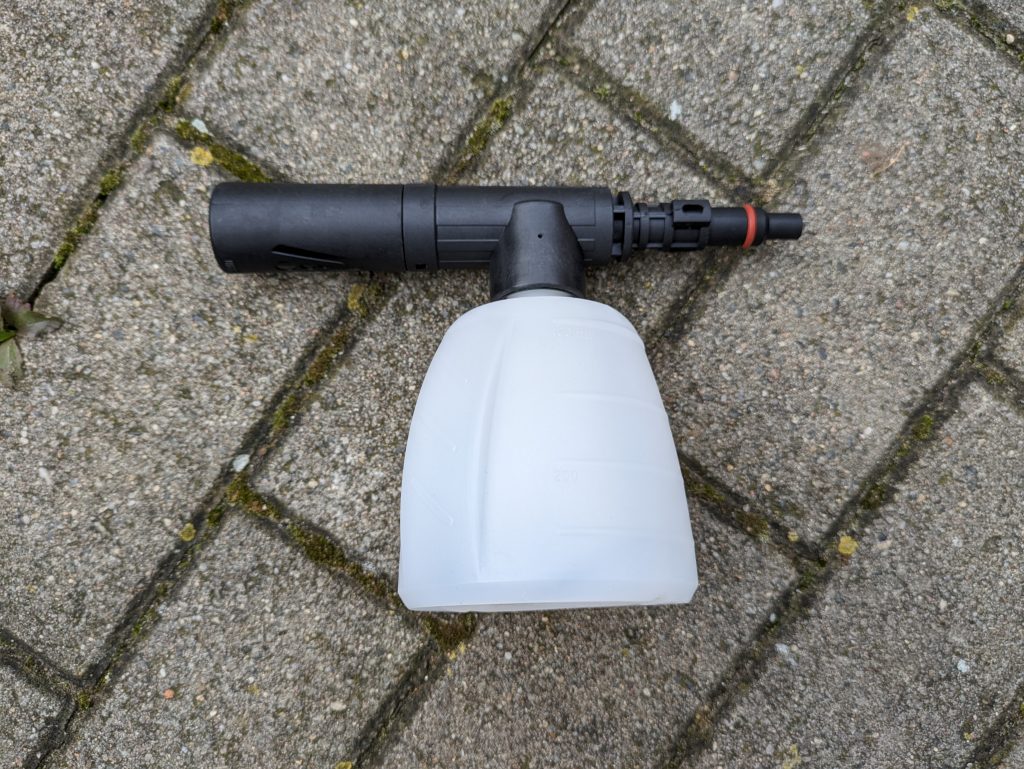 Düse mit Reinigungsmitteltank des Yard Force LW C02 AquaJet Akku-Hochdruckreinigers