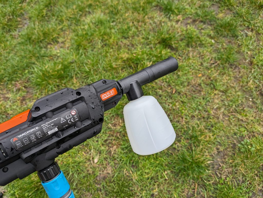Düse mit Reinigungsmitteltank des Yard Force LW C02 AquaJet Akku-Hochdruckreinigers (2)