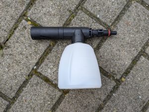 Düse mit Reinigungsmitteltank des Yard Force LW C02 AquaJet Akku-Hochdruckreinigers