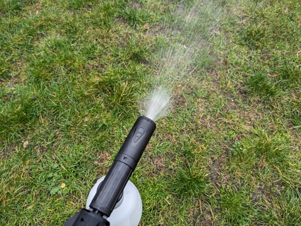 Düse mit Reinigungsmitteltank des Yard Force LW C02 AquaJet Akku-Hochdruckreinigers, Sprühverhalten