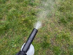 Düse mit Reinigungsmitteltank des Yard Force LW C02 AquaJet Akku-Hochdruckreinigers, Sprühverhalten