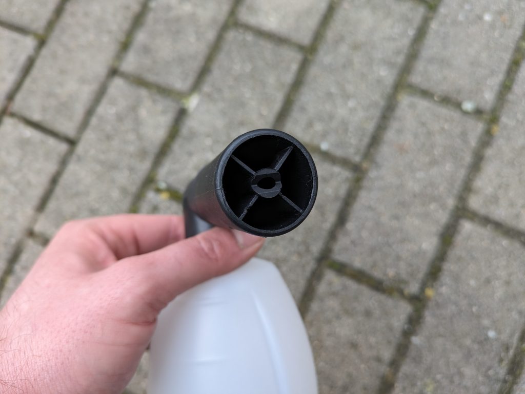 Düse mit Reinigungsmitteltank des Yard Force LW C02 AquaJet Akku-Hochdruckreinigers von vorne