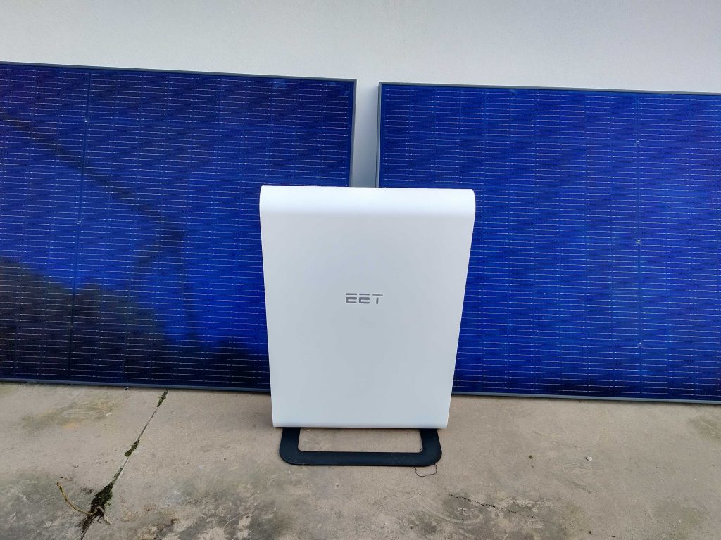 EET-Solar SolMate vor Solarmodulen von vorn