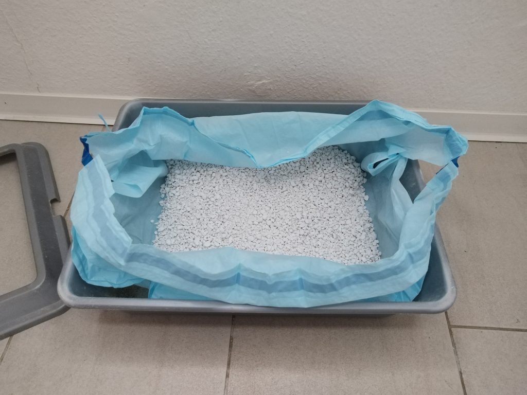 Einlegepack-des-Catsan-Hygiene-Plus-Smart-Pack-Katzenstreu-geoeffnet-im-Katzenklo