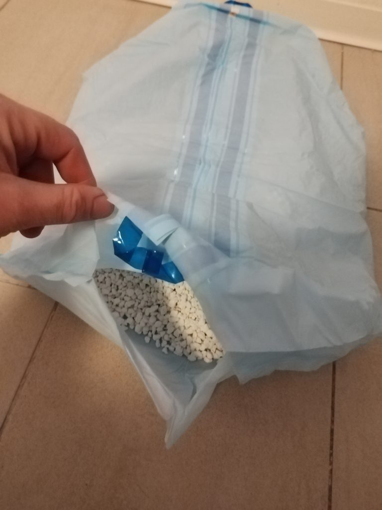 Einlegepackung-des-Catsan-Hygiene-Plus-Smart-Pack-Katzenstreu-teilweise-geoeffnet