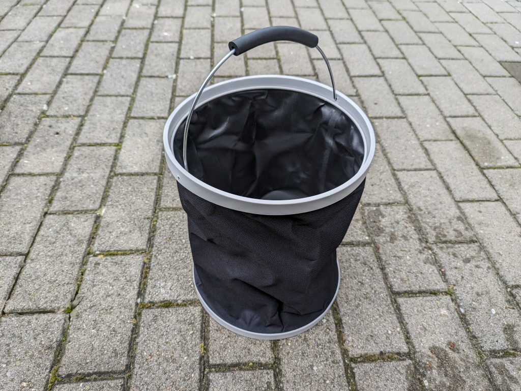 Falteimer des Yard Force LW C02 AquaJet Akku-Hochdruckreiniger, aufgestellt
