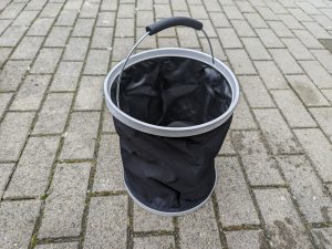 Falteimer des Yard Force LW C02 AquaJet Akku-Hochdruckreiniger, aufgestellt