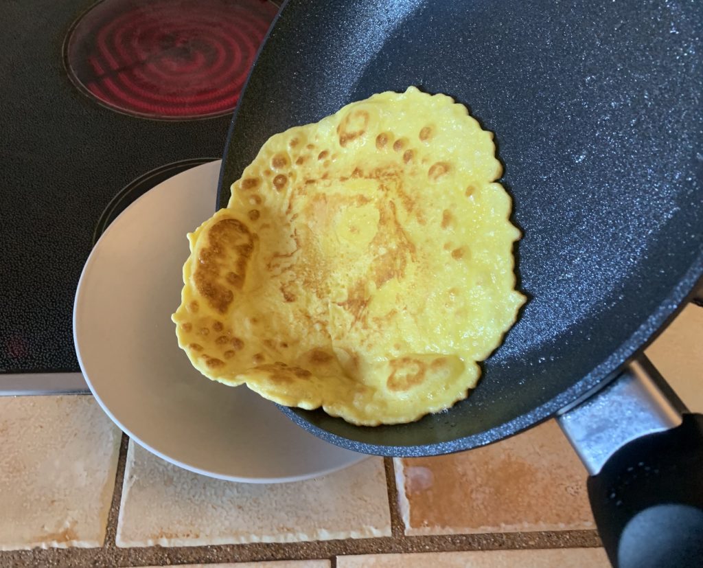 Fissler Adamant® Classic Plus beschichtete Pfanne Pfannkuchen auf den Teller