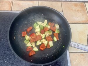 GastroSUS Industar Diamas Pro beschichete Pfanne beim Braten von Gemüse