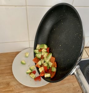 GastroSUS Industar Diamas Pro beschichete Pfanne beim Kippen