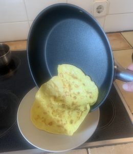 GastroSUS Industar Diamas Pro beschichtete Pfanne Pfannkuchen auf den Teller