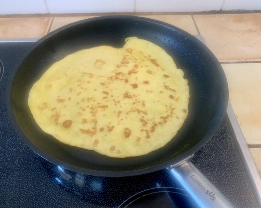 GastroSUS Industar Diamas Pro beschichtete Pfanne beim Braten von Pfannkuchen