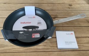 GastroSUS Industar Diamas Pro beschichtete Pfanne mit Pappschutz und Bedienungsanleitung