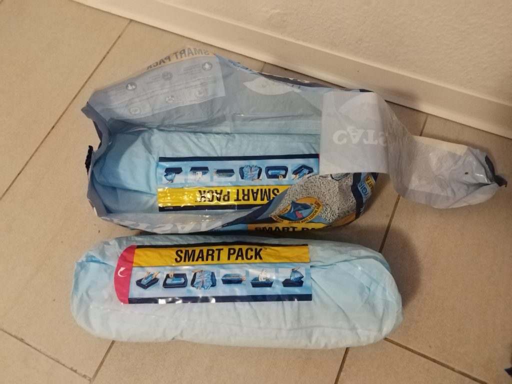 Geoeffnete-Verpackung-des-Catsan-Hygiene-Plus-Smart-Pack-Katzenstreu