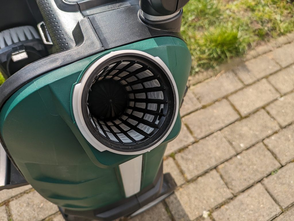 Geöffneter Tank de Bosch Fontus Akku-Hochdruckreiniger mit Filter