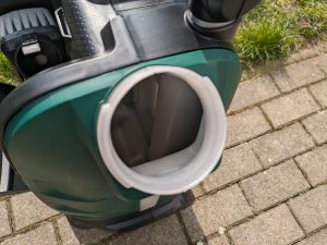 Geöffneter Tank des Bosch Fontus Akku-Hochdruckreiniger ohne Filter