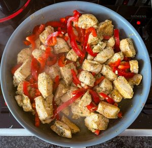 GreenKitchen ZEN-Pan beschichtete Pfanne bei der Zuberieutng von Pfannengemüse mit Hähnchen