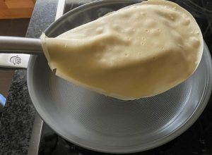 GreenKitchen ZEN-Pan beschichtete Pfanne beim Anheben des Pfannkuchens