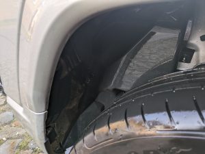 Hinterer Radkasten nach der Reinigung mit dem Bosch Fontus Akku-Hochdruckreiniger, linke Seite