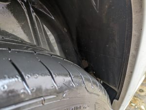 Hinterer Radkasten nach der Reinigung mit dem Bosch Fontus Akku-Hochdruckreinigers, rechte Seite