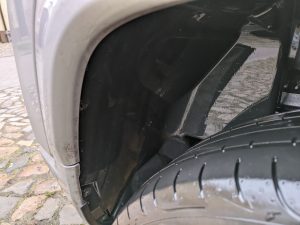 Hinterer Radkasten nach der Reinigung mit dem EInhell Hypresso Akku-Hochdruckreiniger, linke Seite