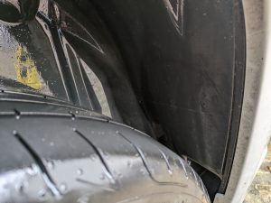 Hinterer Radkasten nach der Reinigung mit dem Kärcher K2 Akku-Hochdruckreiniger, rechte Seite