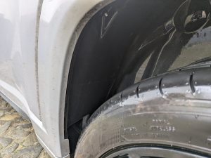 Hinterer Radkasten nach der Reinigung mit dem Kärcher KHB 6 Akku-Hochdruckreiniger, linke Seite