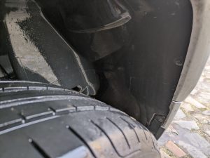 Hinterer Radkasten nach der Reinigung mit dem Kärcher KHB 6 Akku-Hochdruckreiniger, rechte Seite