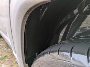 Hinterer Radkasten nach der Reinigung mit dem Yard Force LW C02 AquaJet Akku-Hochdruckreiniger, linke Seite
