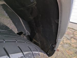 Hinterer Radkasten nach der Reinigung mit dem Yard Force LW C02 AquaJet Akku-Hochdruckreiniger, rechte Seite
