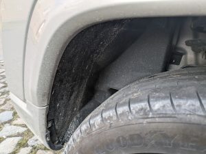 Hinterer Radkasten vor der Reinigung mit dem Bosch Fontus Akku-Hochdruckreiniger, linke Seite