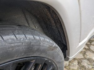 Hinterer Radkasten vor der Reinigung mit dem Bosch Fontus Akku-Hochdruckreiniger, rechte Seite