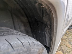 Hinterer Radkasten vor der Reinigung mit dem EInhell Hypresso Akku-Hochdruckreiniger, rechte Seite