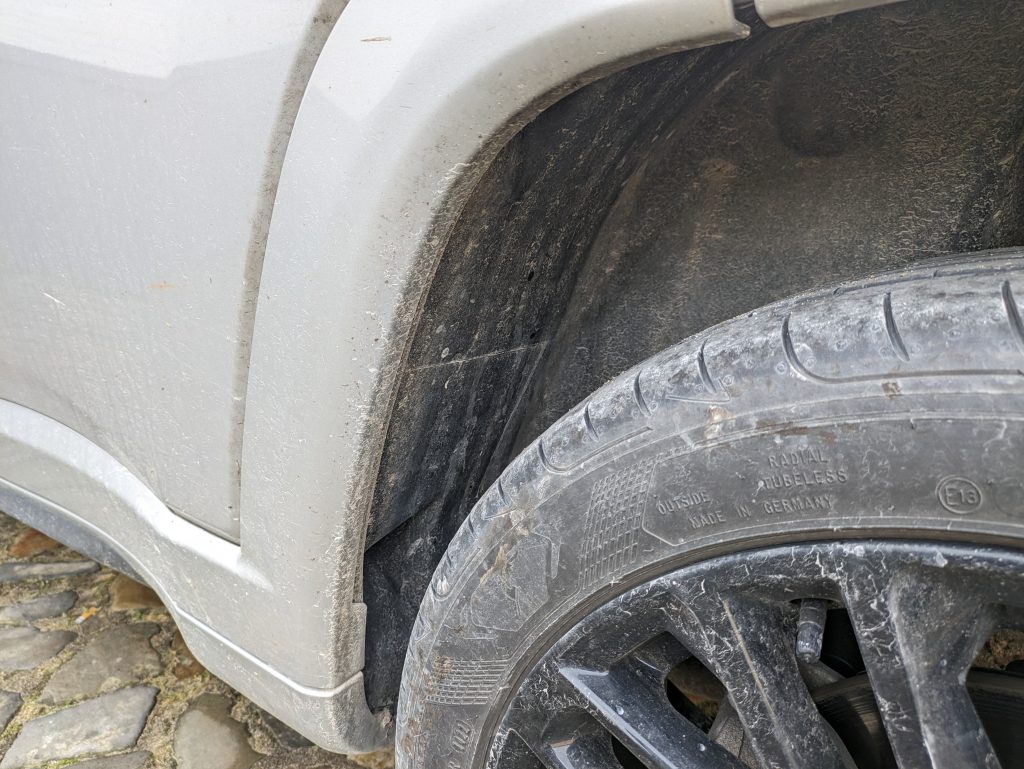 Hinterer Radkasten vor der Reinigung mit dem Kärcher KHB 6 Akku-Hochdruckreiniger, linke Seite