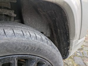 Hinterer Radkasten vor der Reinigung mit dem Kärcher KHB 6 Akku-Hochdruckreiniger, rechte Seite