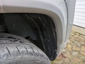 Hinterer Radkasten vor der Reinigung mit dem Yard Force LW C02 AquaJet Akku-Hochdruckreiniger, rechte Seite