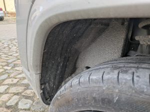Hinterer Radkasten vor der Reiniung mit dem Kärcher K2 Akku-Hochdruckreiniger, linke Seite