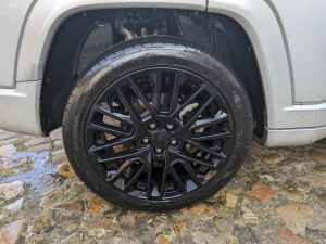 Hinterer Reifen nach der Reinigung mit dem Bosch Fontus Akku-Hochdruckreiniger