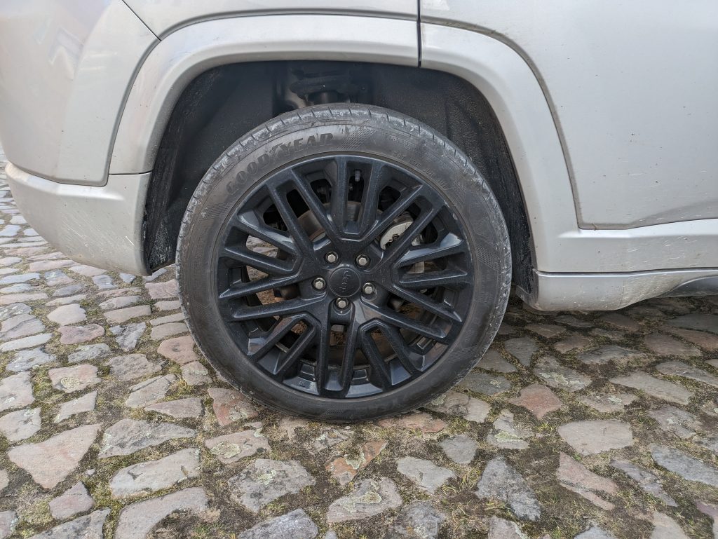 Hinterer Reifen vor der Reinigung mit dem Bosch Fontus Akku-Hochdruckreiniger