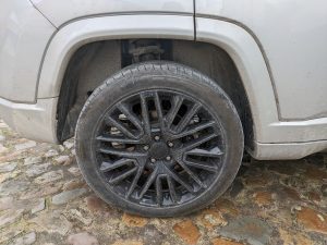 Hinteres Rad vor der Reinigung mit dem Kärcher K2 Akku-Hochdruckreiniger