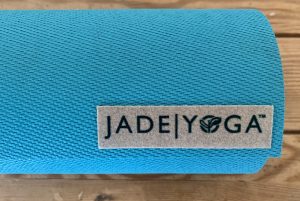 JadeYoga Harmony Gymnastikmatte Nahaufnahme Logo-Patch