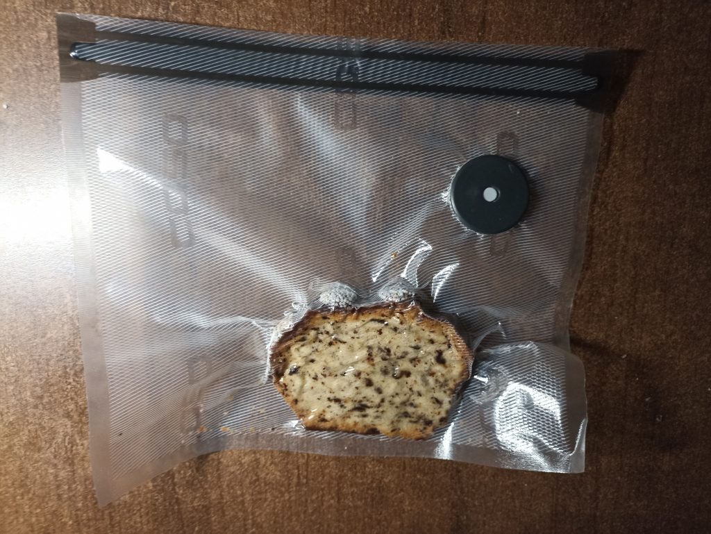 Uadme K02 Vakuumierer, vakuumierter Zip-Beutel mit Schokokuchen